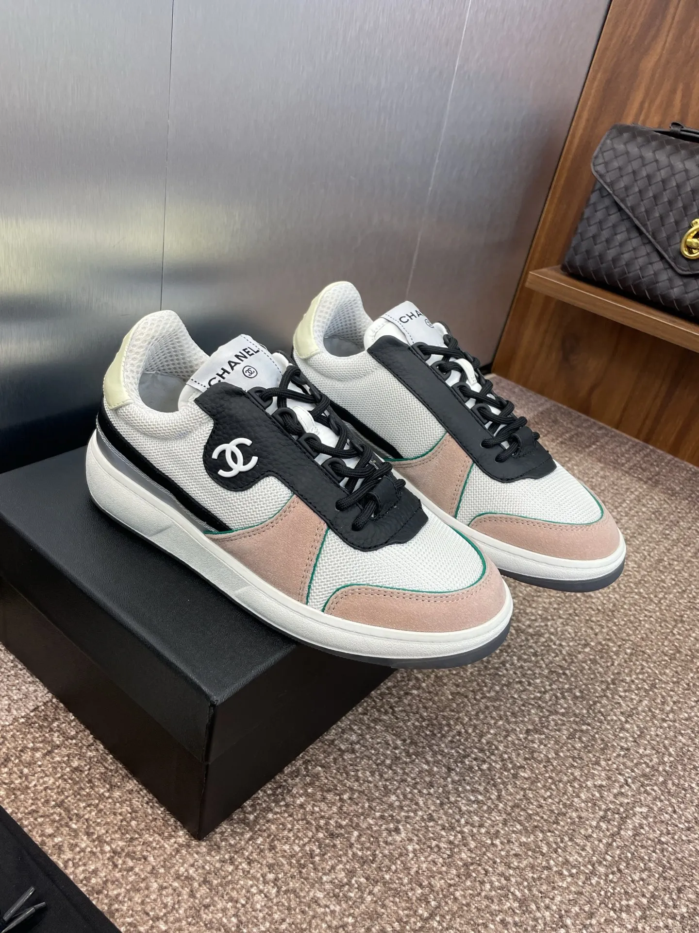 Factory price P580 CHANEL Autumn and winter classic series lace-up casual women's shoes Xiaoxiang letter logo thick-soled round-toe color-blocking sports skateboard shoes Material: imported sheepskin leather upper, imported environmentally friendly breathable mesh cloth + environmentally friendly breathable mesh lining + original molded Tpu outsole Size: Women's size 35-42 (40.41.42 customization is not returnable)